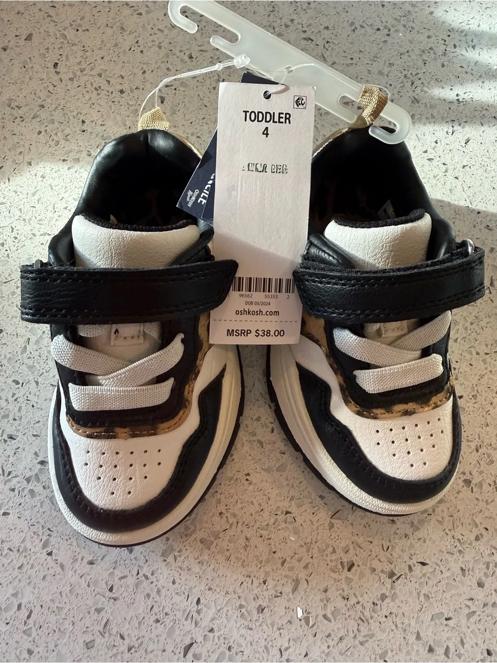 NWT Carters Black, White & Gold Kids Baby/Toddler Sneaker size 4🖤🤍🤎